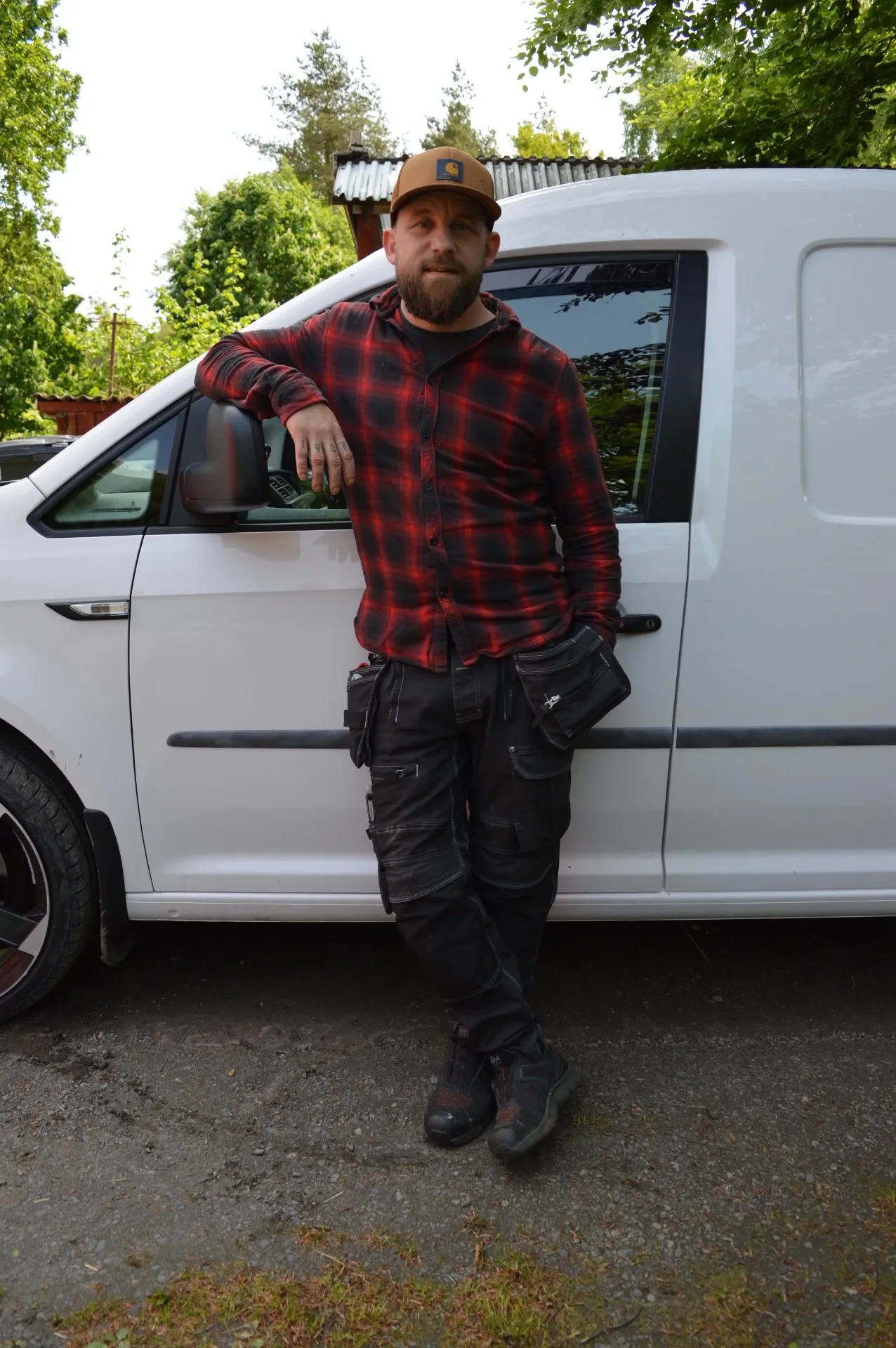 Marcus Ahlberg lutar sig mot servicebilen
